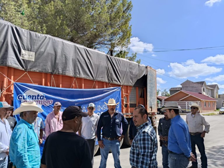 Encabeza Homero Luján entrega de avena y fertilizante a productores de Anáhuac
