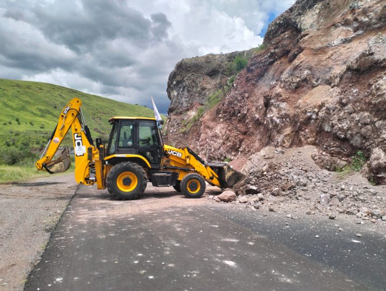 Retira SCOP más de 13 toneladas de material rocoso en la carretera Santa Isabel – Anáhuac