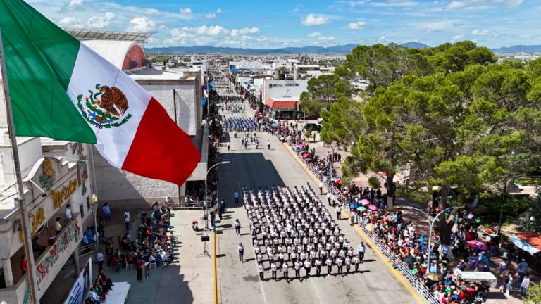 Secundarias y militares protagonizan desfile por la Independencia en Cuauhtémoc