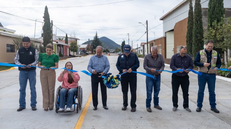 Entregan 4 calles pavimentadas en la colonia República