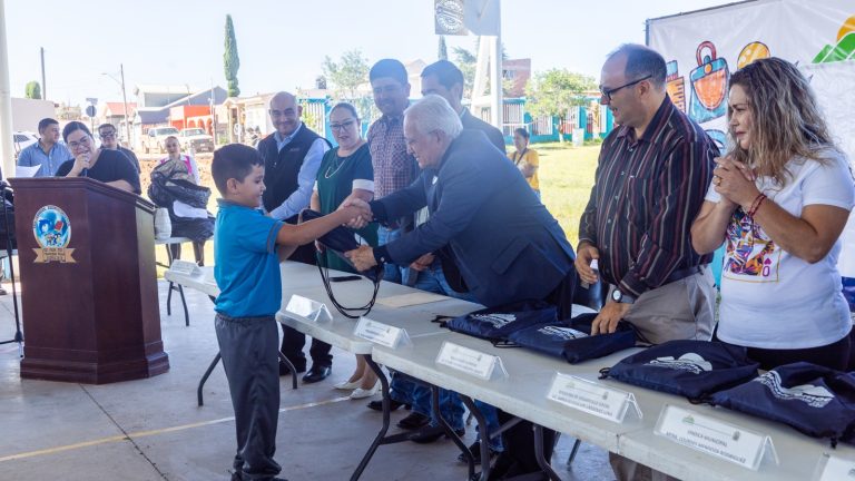 Entregan útiles escolares a 1834 estudiantes en Cuauhtémoc