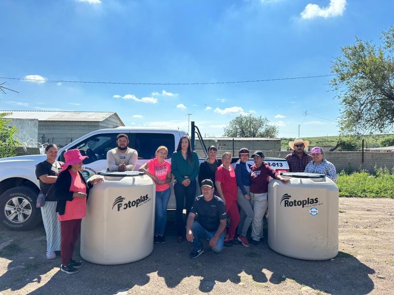 Entregan tinacos a familias vulnerables del Ejido Napavechi