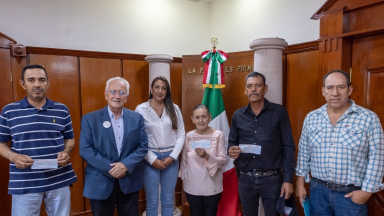 Beto Pérez entrega más de 1 mdp para alimento de ganado y abejas