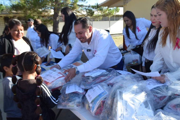 Presidencia Seccional de Anáhuac realiza segunda entrega de uniformes y útiles escolares