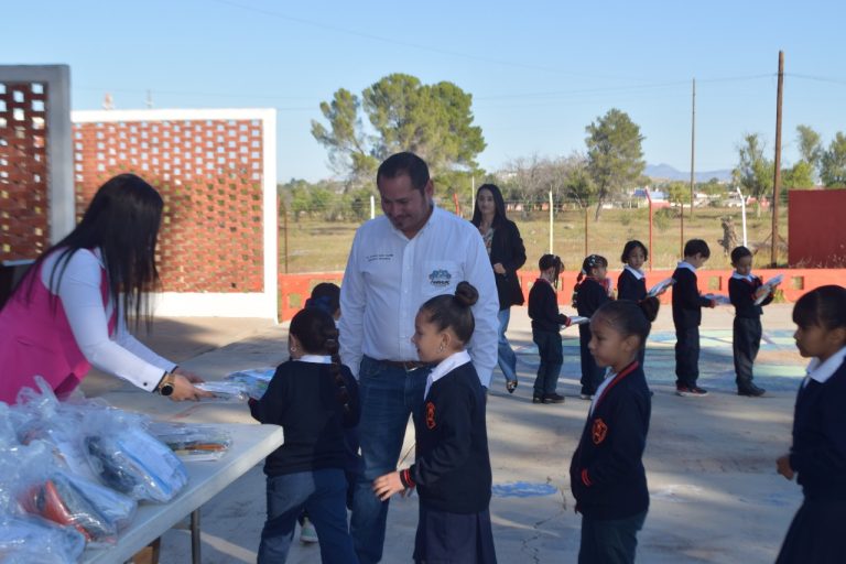 Presidencia Seccional de Anáhuac entrega útiles y uniformes escolares en la Primaria “Agustín Melgar”