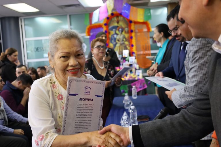 Entrega Estado 40 escrituras a familias de Chihuahua, Aquiles Serdán, Aldama, Cuauhtémoc, Camargo y Juárez