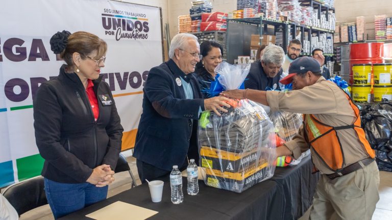 Entregan uniformes a personal operativo del Municipio de Cuauhtémoc