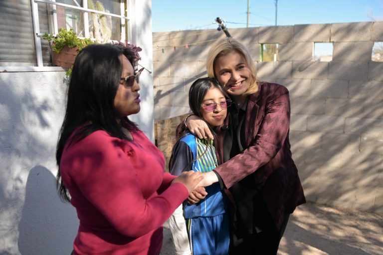 Maru Campos entrega vivienda a familia juarense en situación de vulnerabilidad