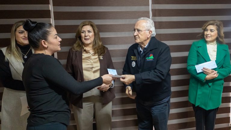 Entregan 20 microcréditos a emprendedores, en Cuauhtémoc