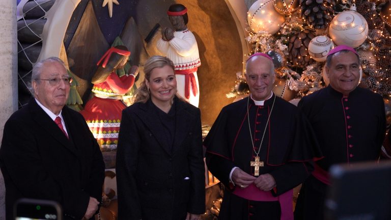 Maru Campos inaugura con nacimiento rarámuri exposición de 100 pesebres en el Vaticano