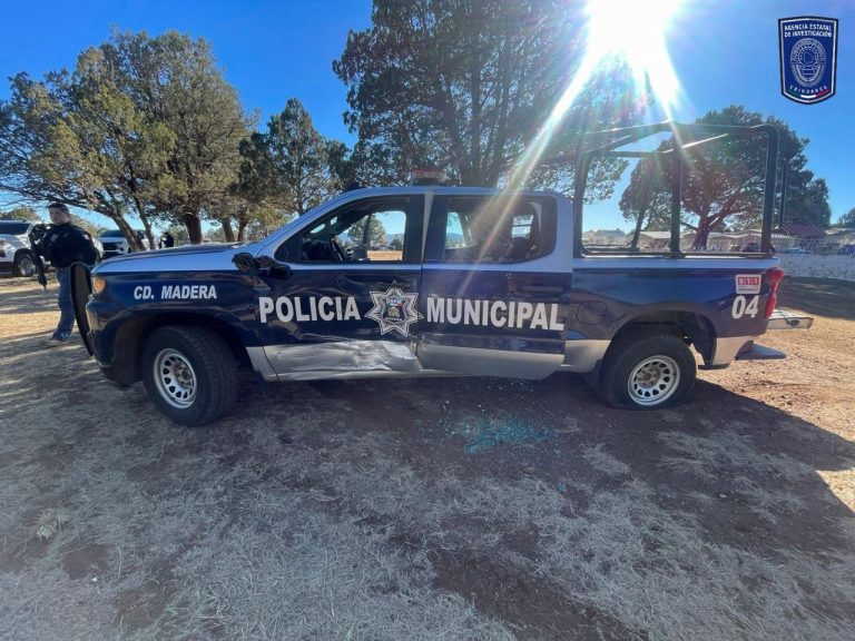 Atacan a balazos a policías municipales en Madera