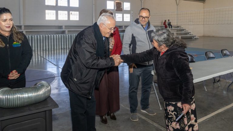 Entregan calentones de leña a familias vulnerables de Cuauhtémoc