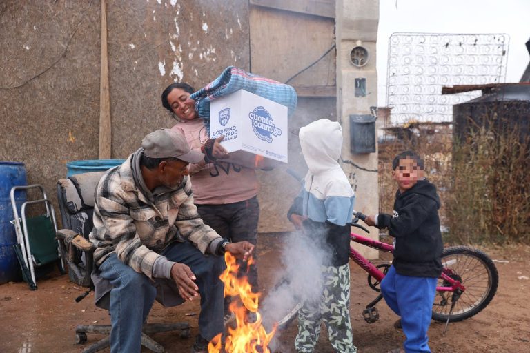 Gobierno del Estado ayuda a mitigar frío de comunidad indígena