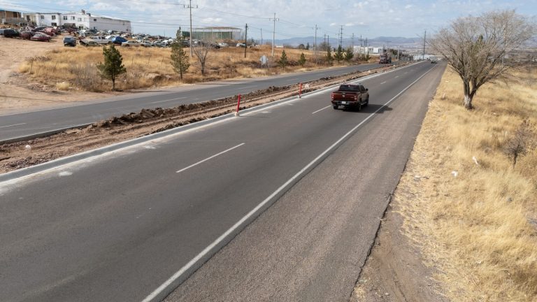 Arranca instalación de alumbrado público en la carretera a Anáhuac