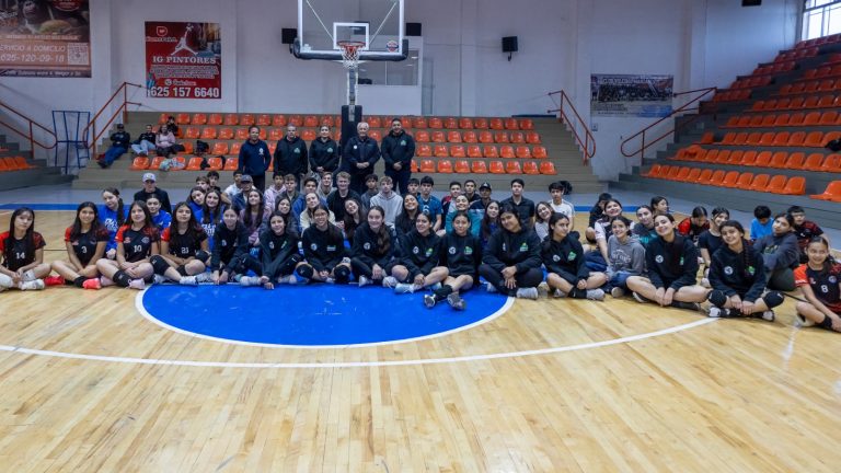 Municipio entrega uniformes a cuauhtemenses que irán a olimpiada estatal