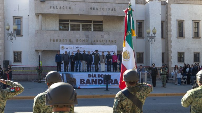 Celebran el aniversario del Día de la Bandera en Cuauhtémoc