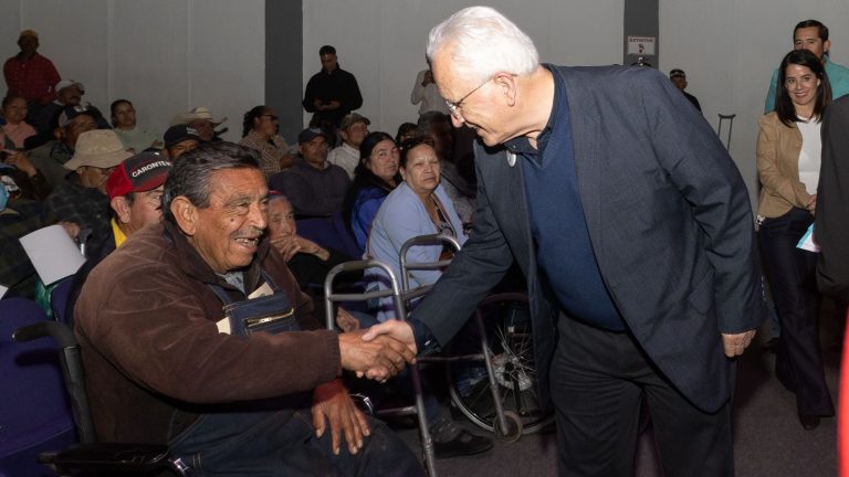 Entregan apoyos económicos a discapacitados y adultos mayores en Cuauhtémoc