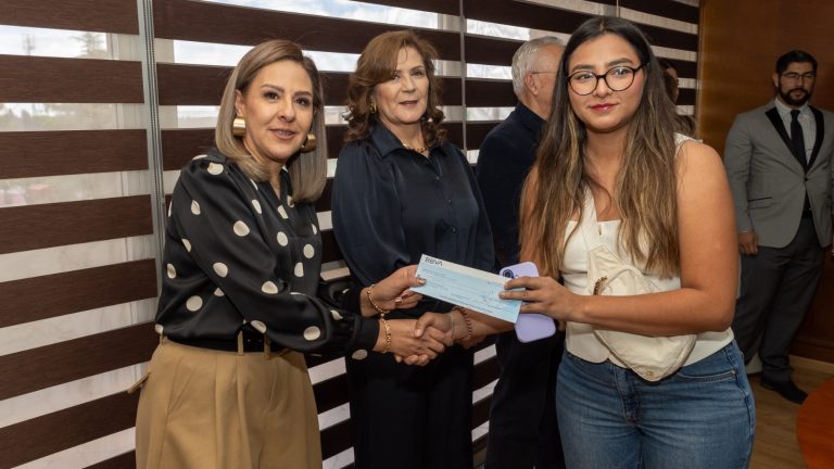 Entregan microcréditos a 17 emprendedores en Cuauhtémoc