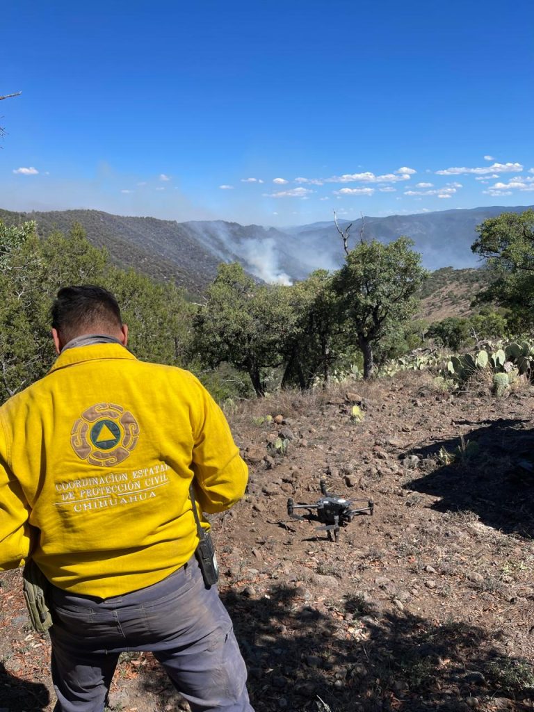 Mantiene CEPC despliegue operativo para atender incendio forestal en el municipio de Madera