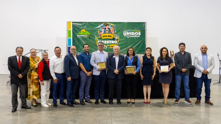 Realizan la entrega del Premio al Mérito Docente en Cuauhtémoc
