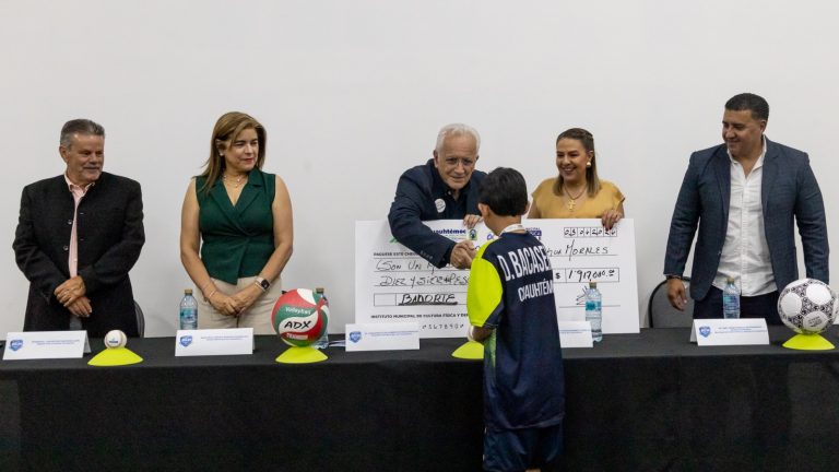 Entregan becas a 177 deportistas, entrenadores y promotores en Cuauhtémoc
