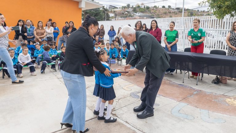 Jardín de Niños 10 de Mayo entrega reconocimiento al alcalde Beto Pérez